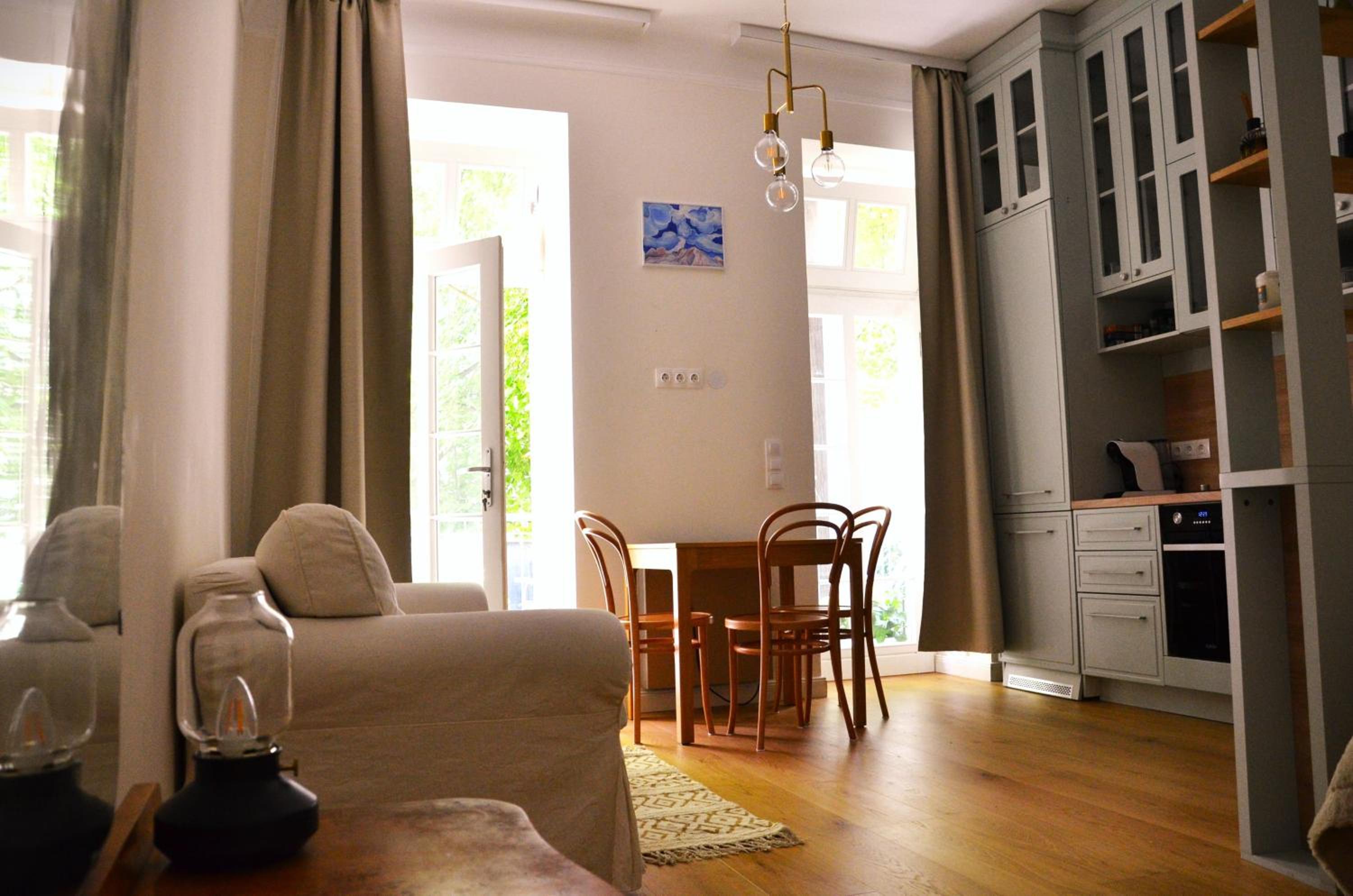 Central Vienna Apartment with Garden View
