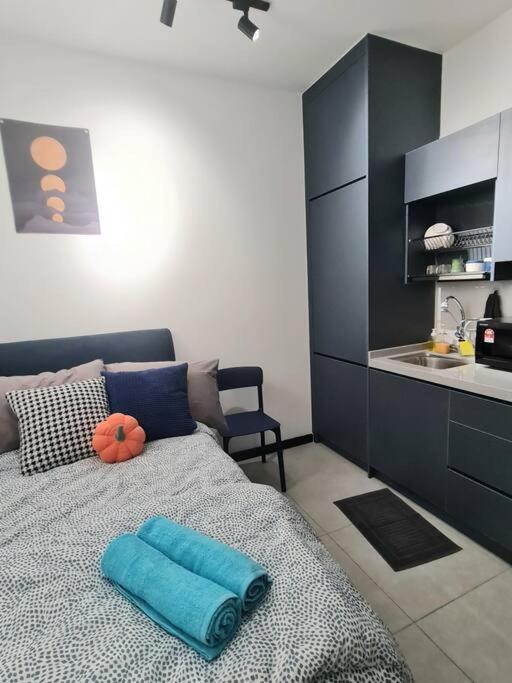 Contemporary 2R2B Studio 10 minutes from KLCC