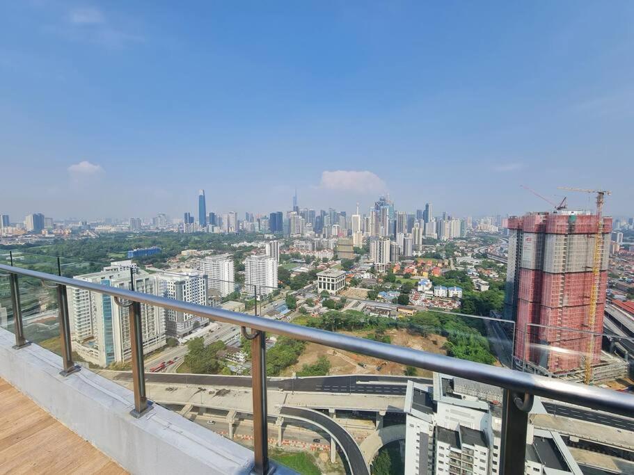 Contemporary 2R2B Studio 10 minutes from KLCC