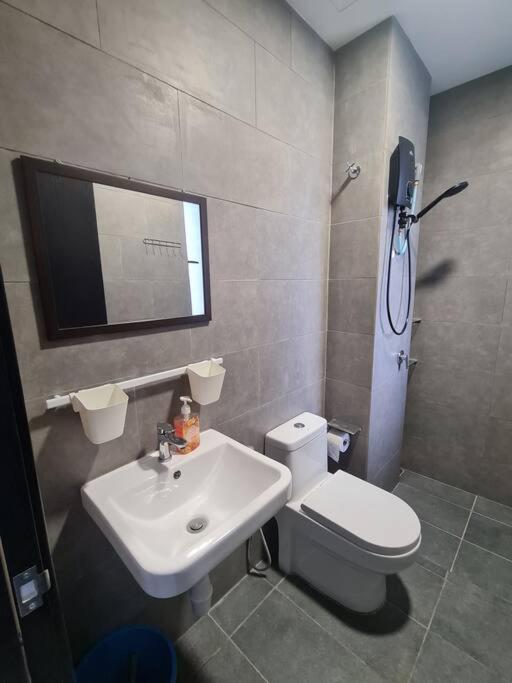 Contemporary 2R2B Studio 10 minutes from KLCC