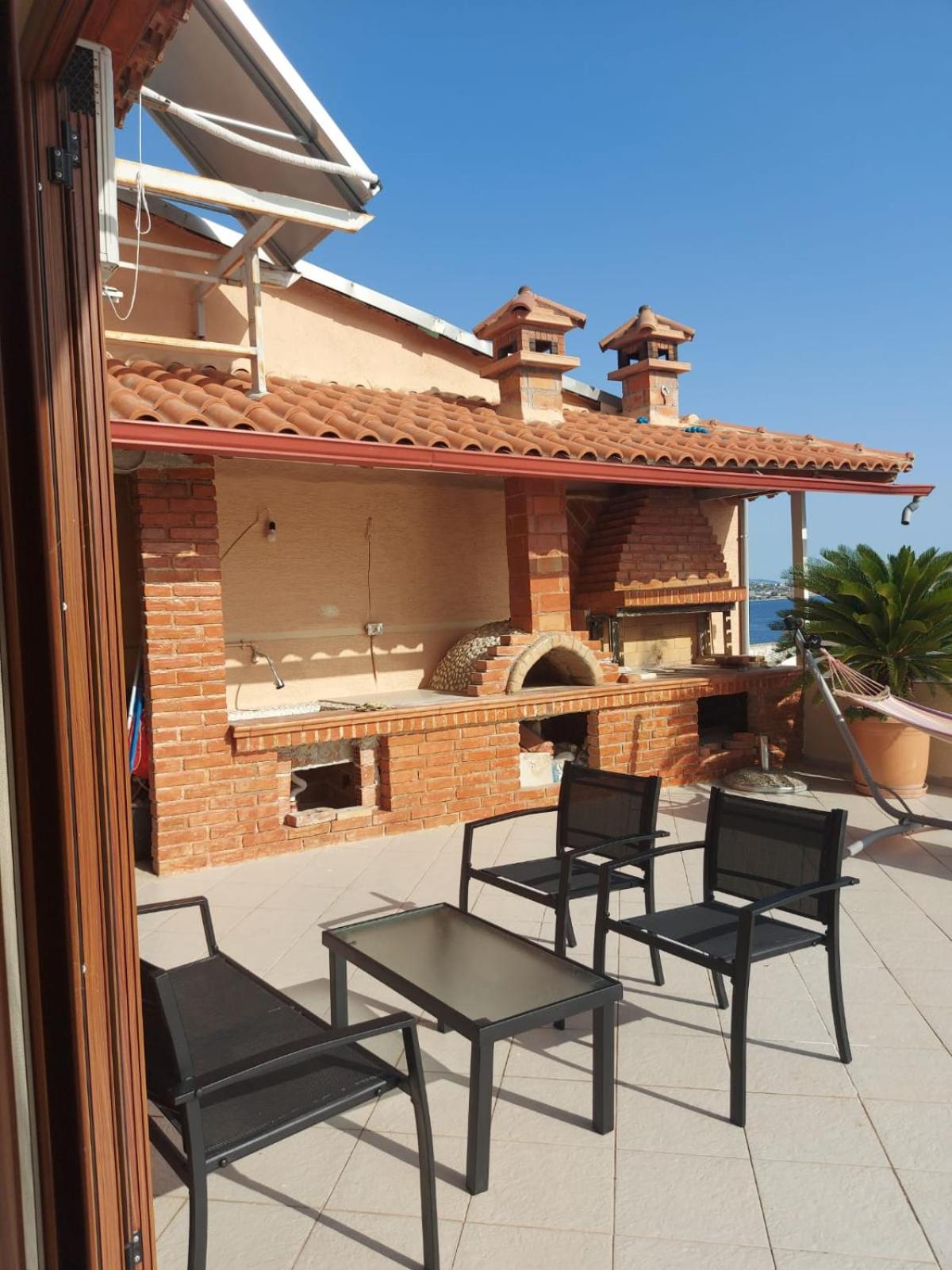 July Seaview Apartments