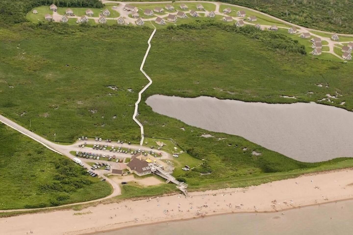 Seabreeze Aboiteau Cottage - beach access