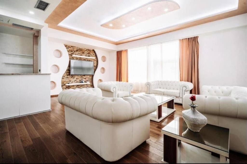 Penthouse see view with pool on terrace!