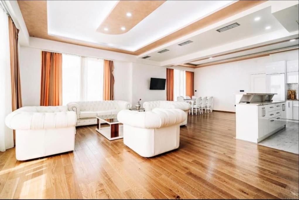 Penthouse see view with pool on terrace!