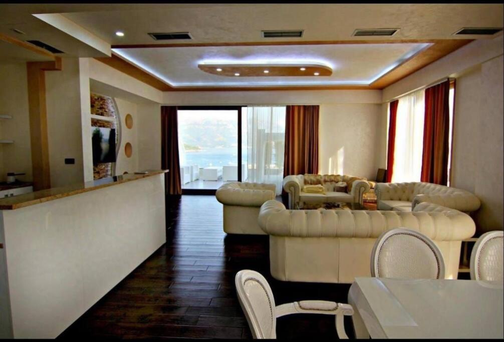 Penthouse see view with pool on terrace!