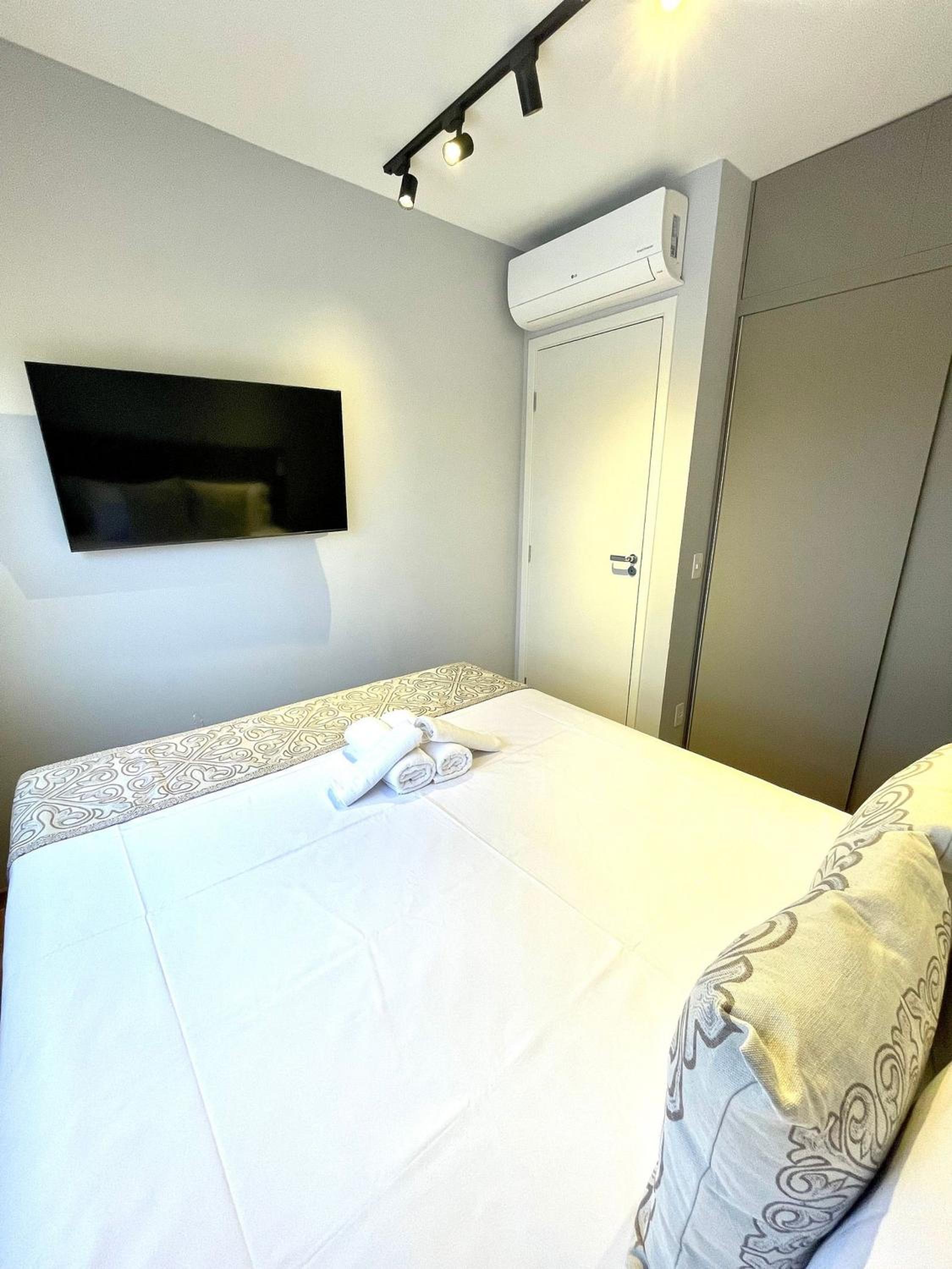 Haus Stay. APARTAMENTO COM QUARTO & SALA. LUXO. MOEMA.