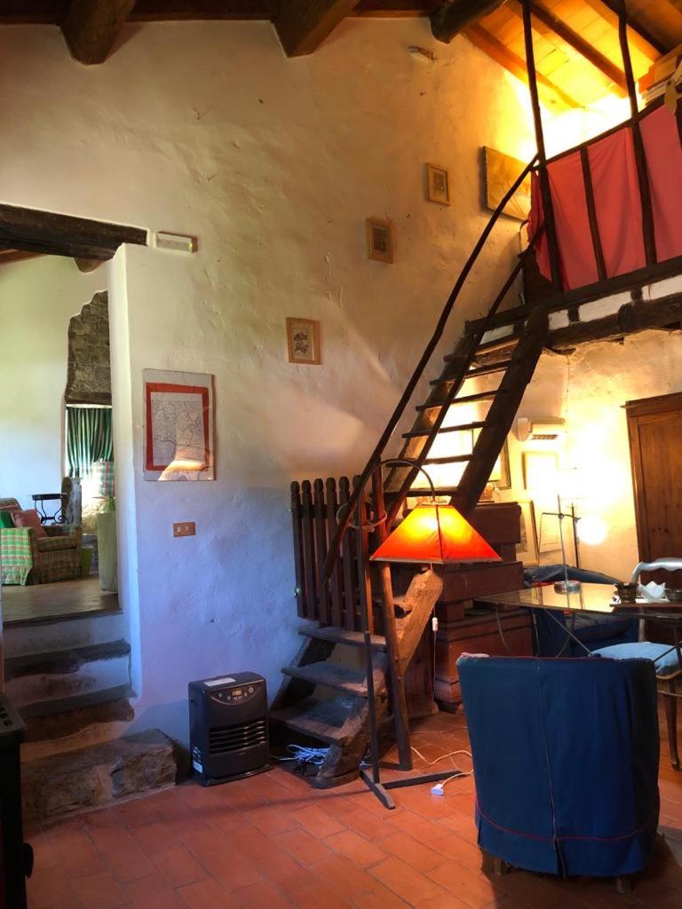Antica casa colonica in pietra in Toscana view 2