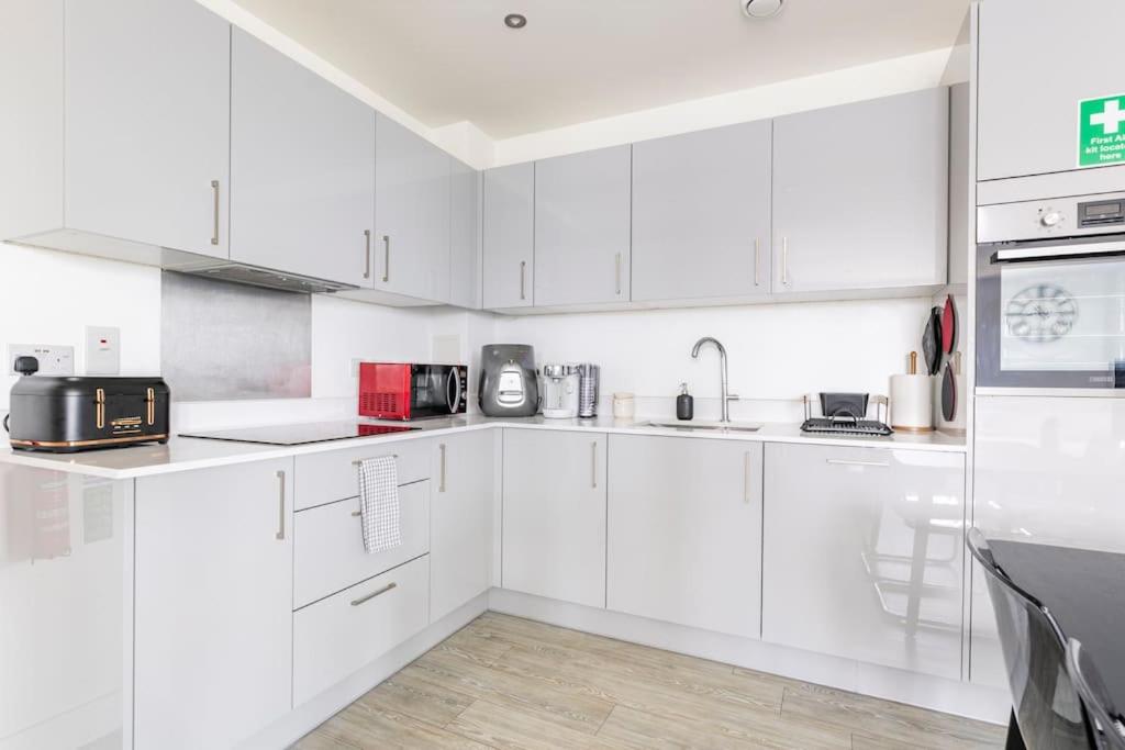 Stylish & Comfortable Top-Floor Flat in Harrow