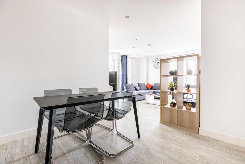 Stylish & Comfortable Top-Floor Flat in Harrow