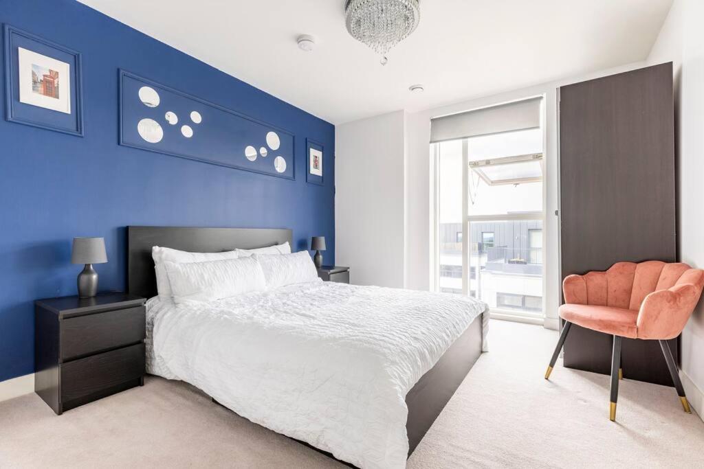 Stylish & Comfortable Top-Floor Flat in Harrow