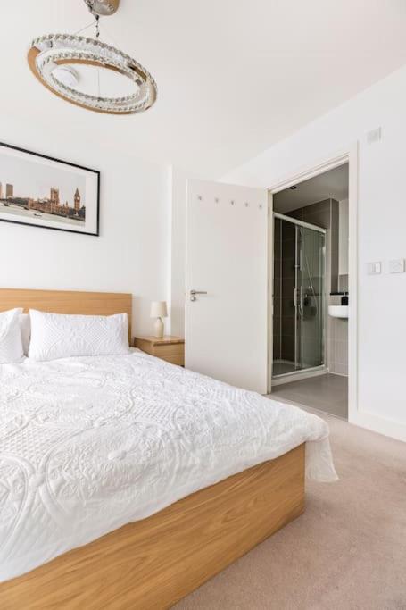 Stylish & Comfortable Top-Floor Flat in Harrow