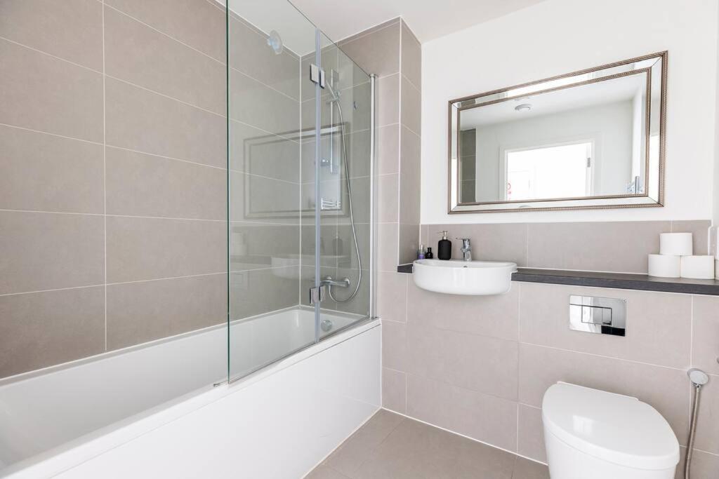 Stylish & Comfortable Top-Floor Flat in Harrow