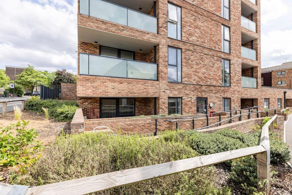 Stylish & Comfortable Top-Floor Flat in Harrow