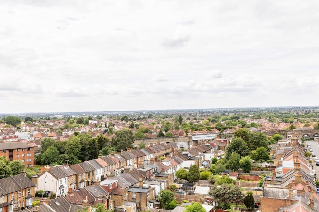 Stylish & Comfortable Top-Floor Flat in Harrow