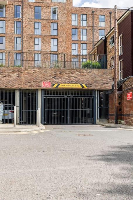 Stylish & Comfortable Top-Floor Flat in Harrow