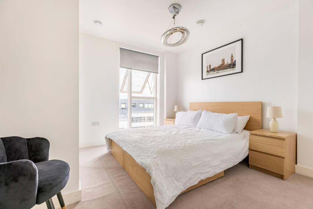 Stylish & Comfortable Top-Floor Flat in Harrow