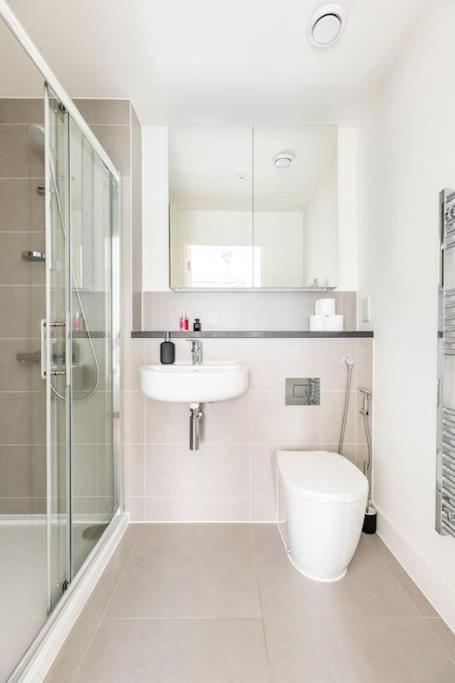 Stylish & Comfortable Top-Floor Flat in Harrow