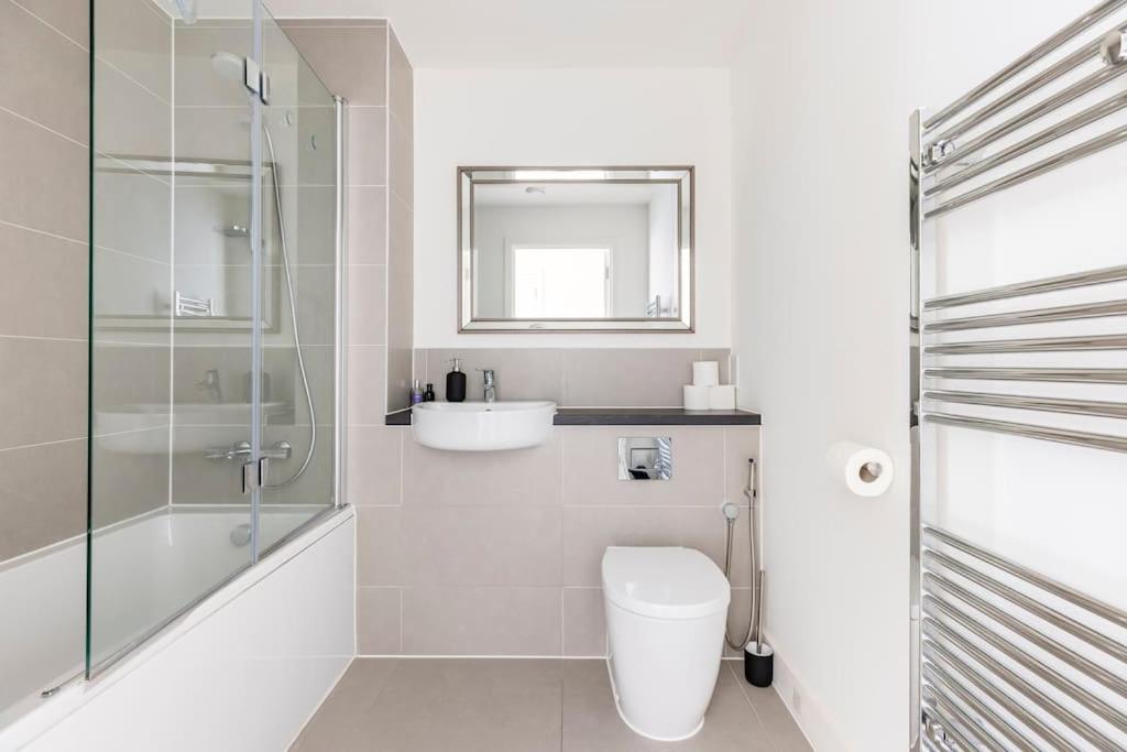 Stylish & Comfortable Top-Floor Flat in Harrow