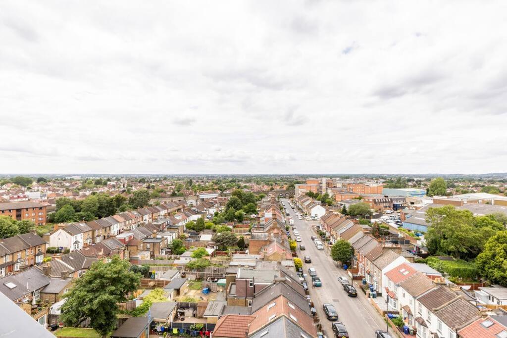 Stylish & Comfortable Top-Floor Flat in Harrow