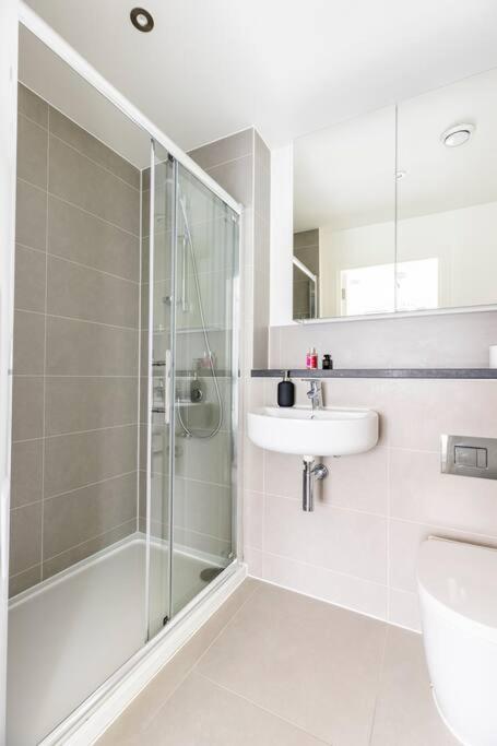 Stylish & Comfortable Top-Floor Flat in Harrow
