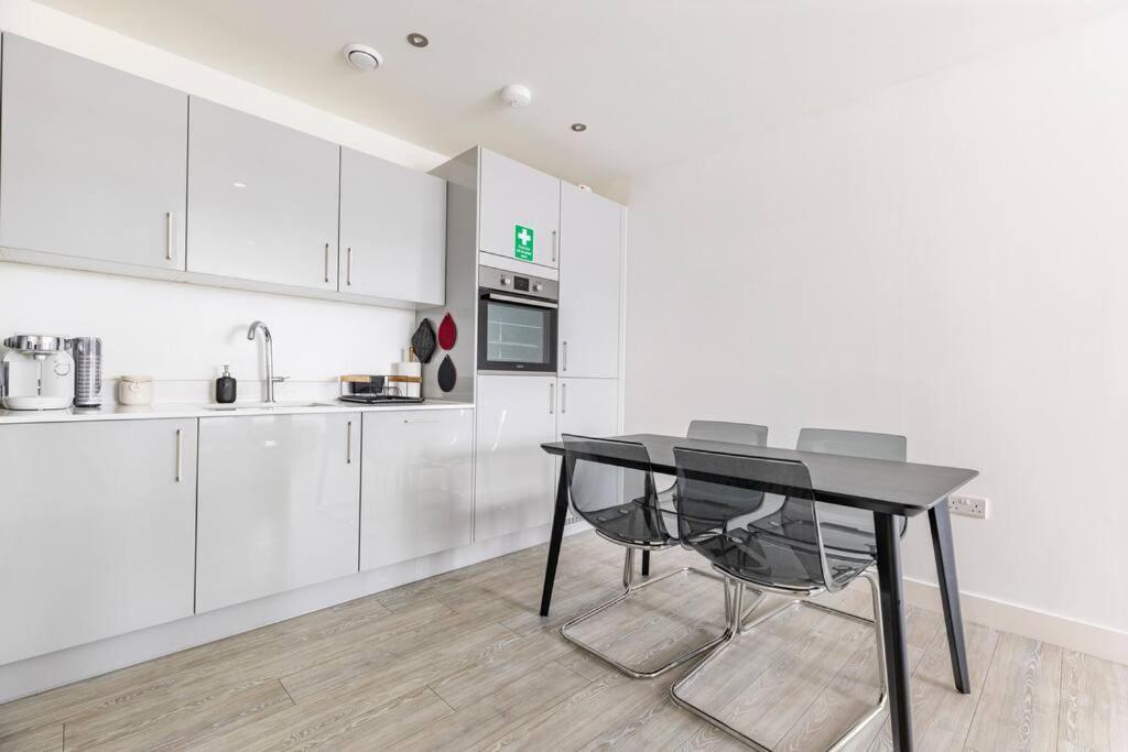 Stylish & Comfortable Top-Floor Flat in Harrow