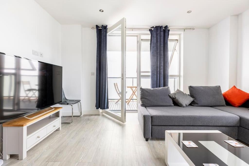 Stylish & Comfortable Top-Floor Flat in Harrow