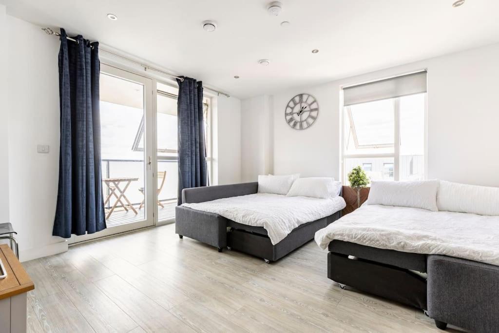 Stylish & Comfortable Top-Floor Flat in Harrow