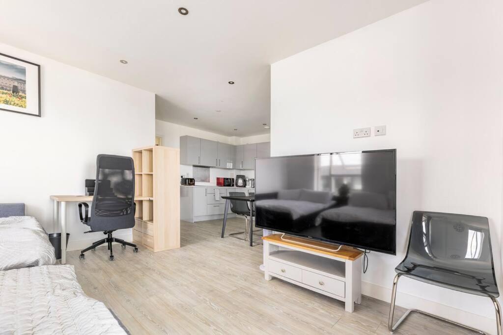 Stylish & Comfortable Top-Floor Flat in Harrow