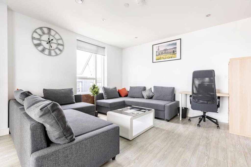 Stylish & Comfortable Top-Floor Flat in Harrow