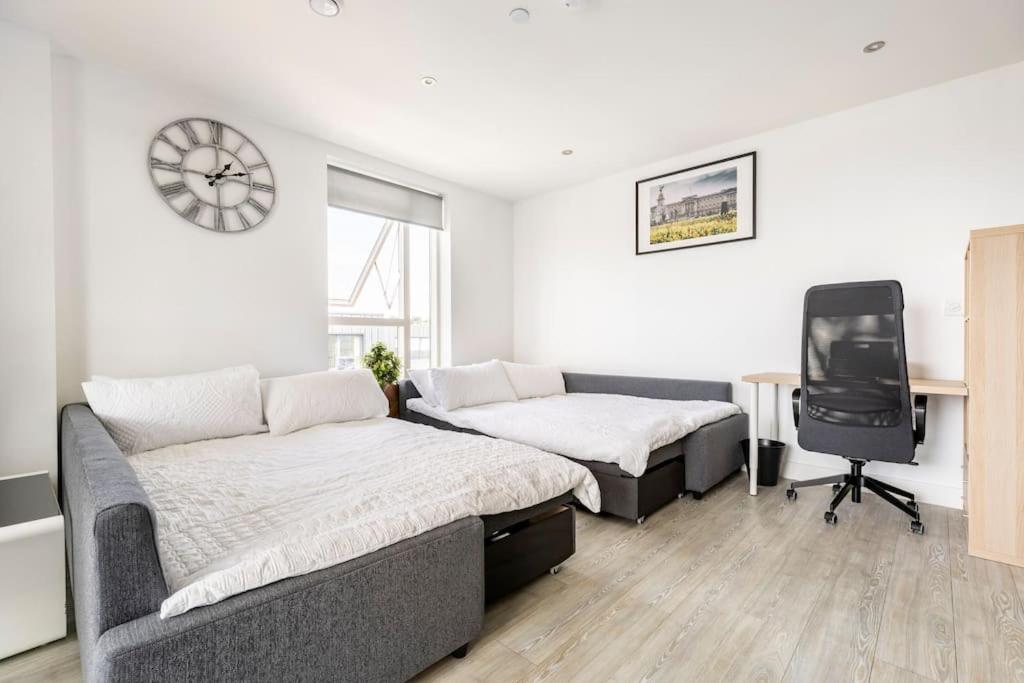 Stylish & Comfortable Top-Floor Flat in Harrow