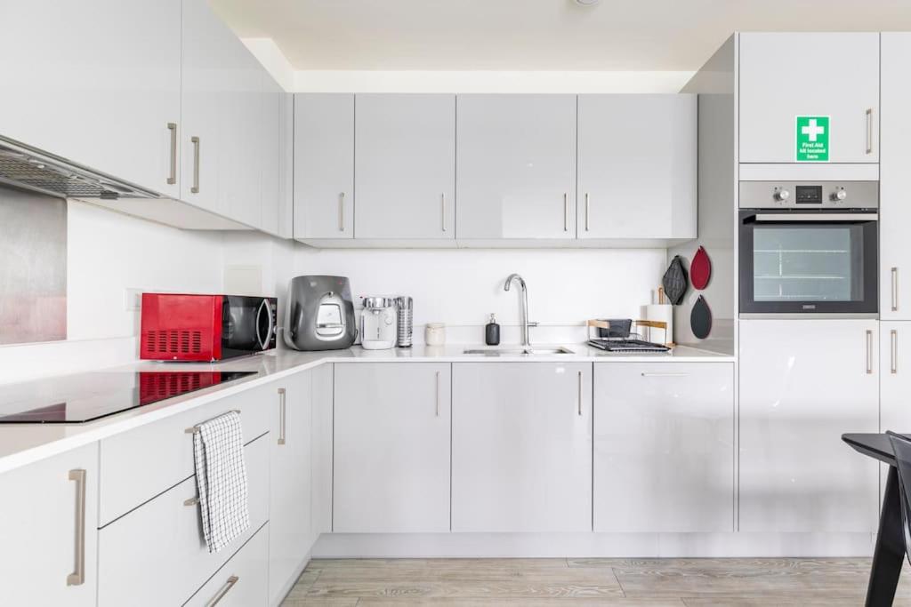 Stylish & Comfortable Top-Floor Flat in Harrow