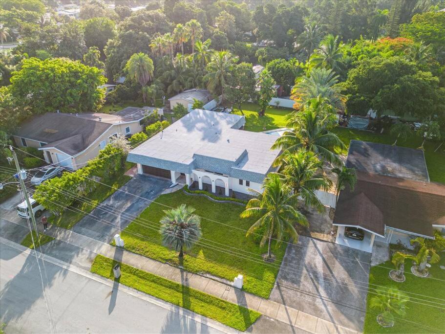 Fort Lauderdale Vacations - Game Chill Manor - Arcade - Pool - Pool table - Property Image 45