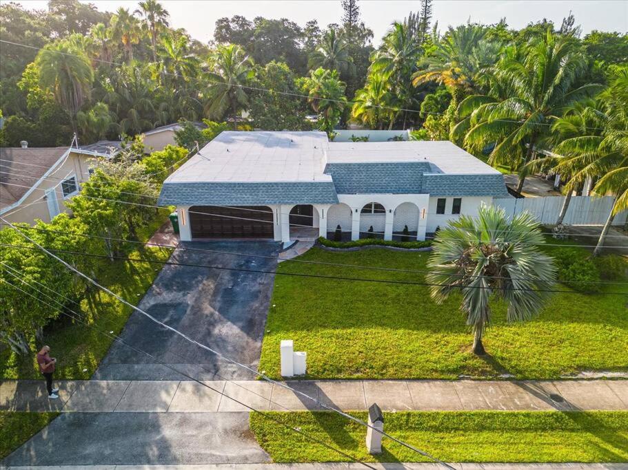 Fort Lauderdale Vacations - Game Chill Manor - Arcade - Pool - Pool table - Property Image 47