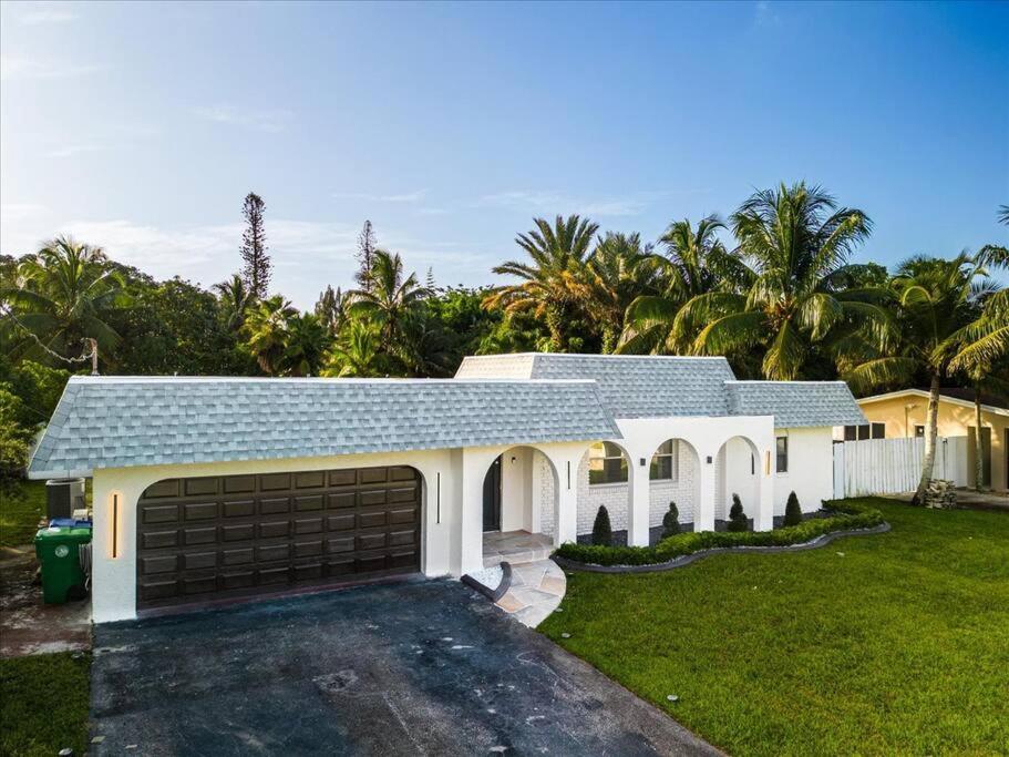 Fort Lauderdale Vacations - Game Chill Manor - Arcade - Pool - Pool table - Property Image 48