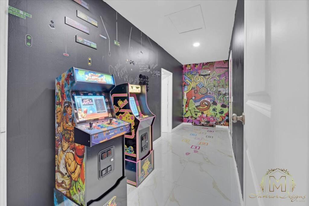 Fort Lauderdale Vacations - Game Chill Manor - Arcade - Pool - Pool table - Property Image 34