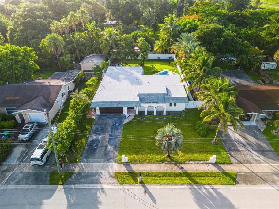 Fort Lauderdale Vacations - Game Chill Manor - Arcade - Pool - Pool table - Property Image 51