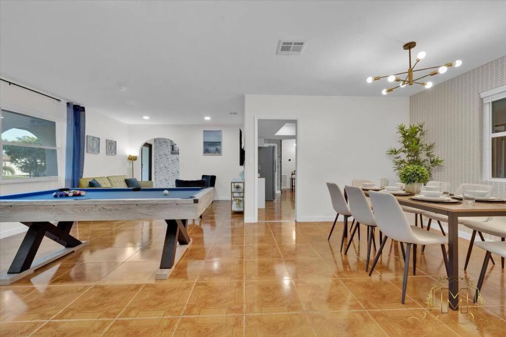 Fort Lauderdale Vacations - Game Chill Manor - Arcade - Pool - Pool table - Property Image 59
