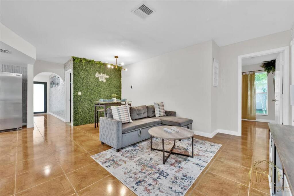 Fort Lauderdale Vacations - Game Chill Manor - Arcade - Pool - Pool table - Property Image 61