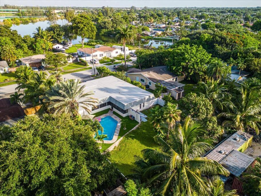 Fort Lauderdale Vacations - Game Chill Manor - Arcade - Pool - Pool table - Property Image 62