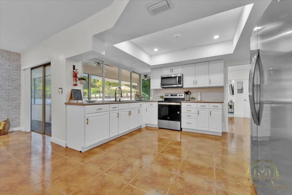 Fort Lauderdale Vacations - Game Chill Manor - Arcade - Pool - Pool table - Property Image 15