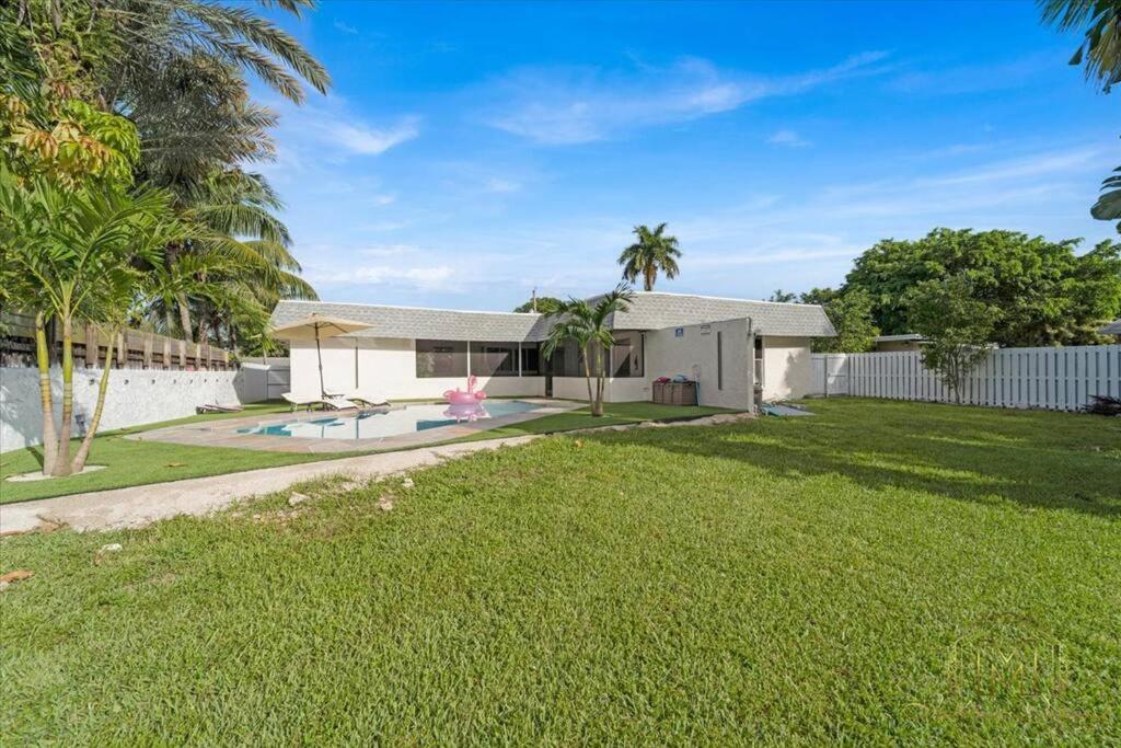 Fort Lauderdale Vacations - Game Chill Manor - Arcade - Pool - Pool table - Property Image 14