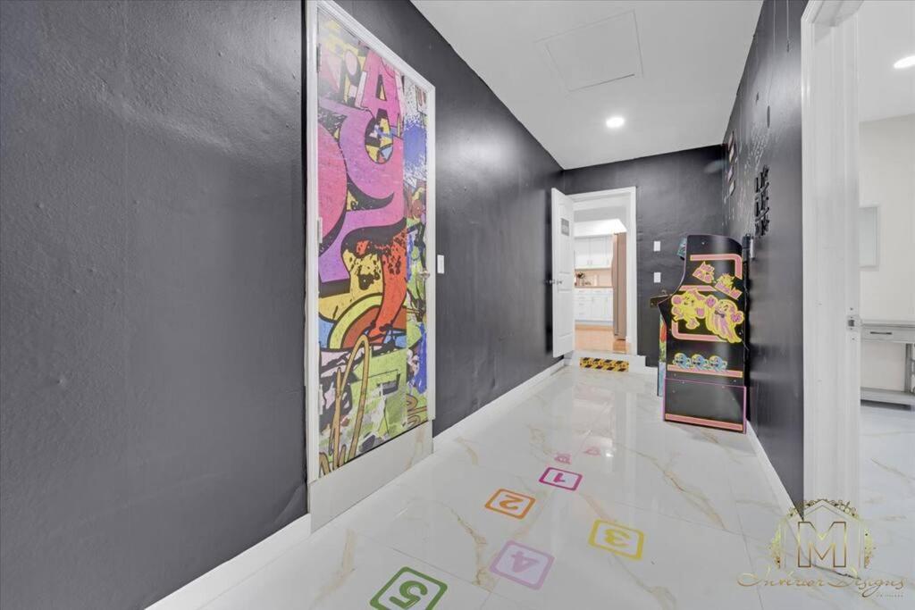 Fort Lauderdale Vacations - Game Chill Manor - Arcade - Pool - Pool table - Property Image 13