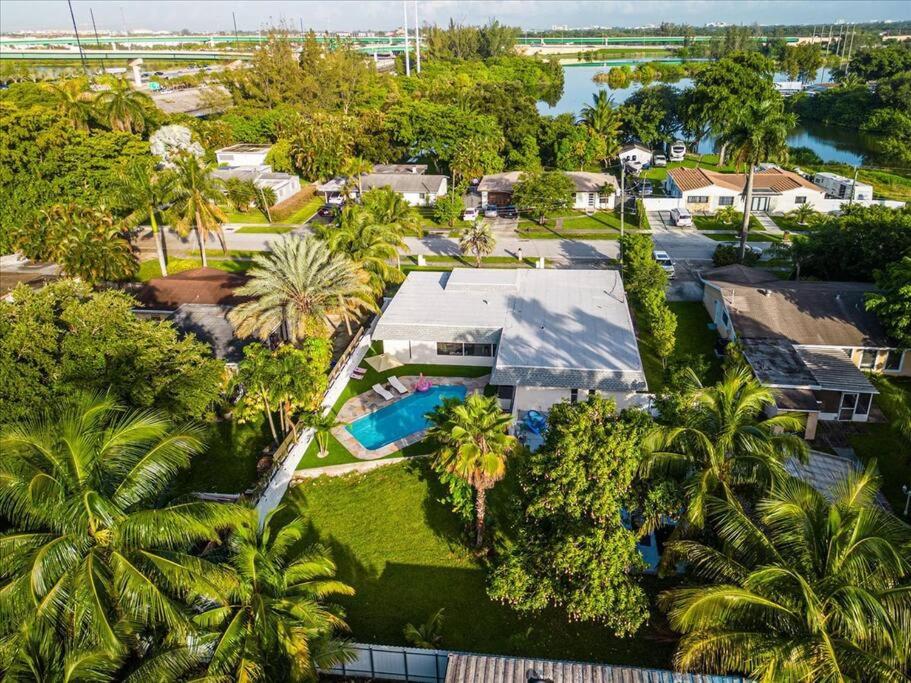 Fort Lauderdale Vacations - Game Chill Manor - Arcade - Pool - Pool table - Property Image 1