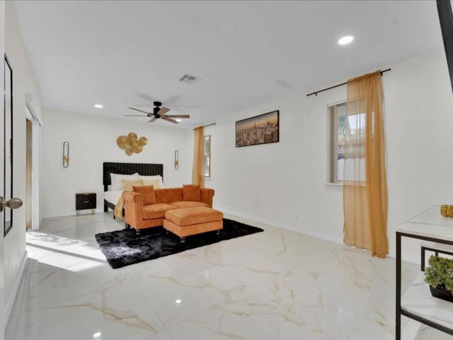 Fort Lauderdale Vacations - Game Chill Manor - Arcade - Pool - Pool table - Property Image 9