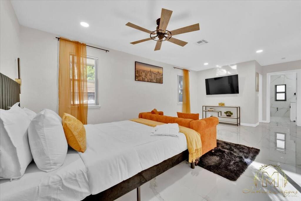 Fort Lauderdale Vacations - Game Chill Manor - Arcade - Pool - Pool table - Property Image 7