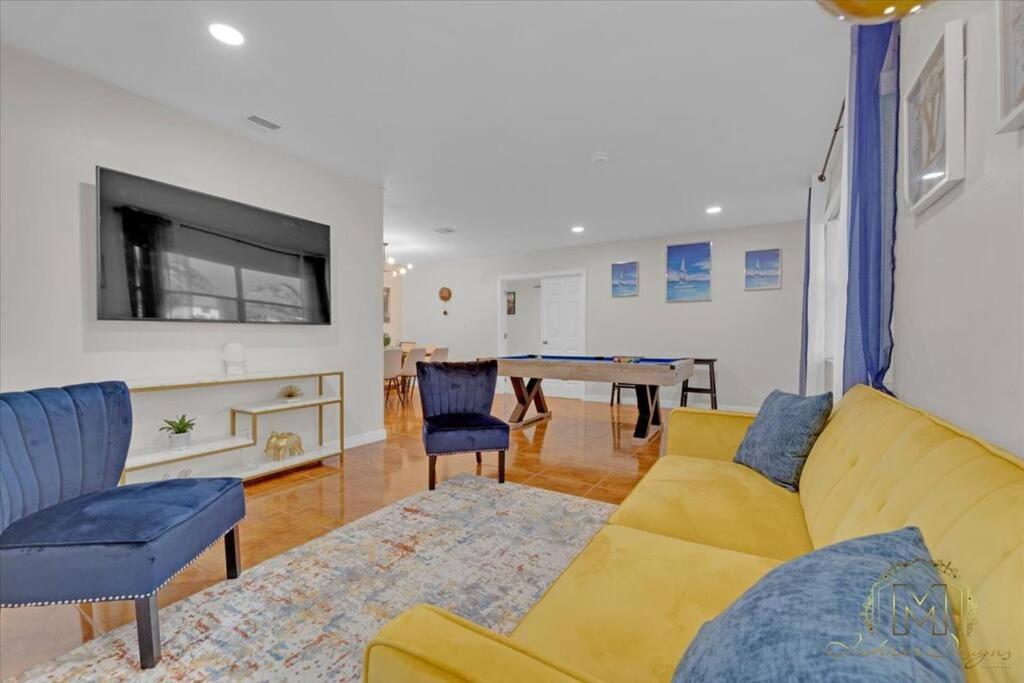 Fort Lauderdale Vacations - Game Chill Manor - Arcade - Pool - Pool table - Property Image 6