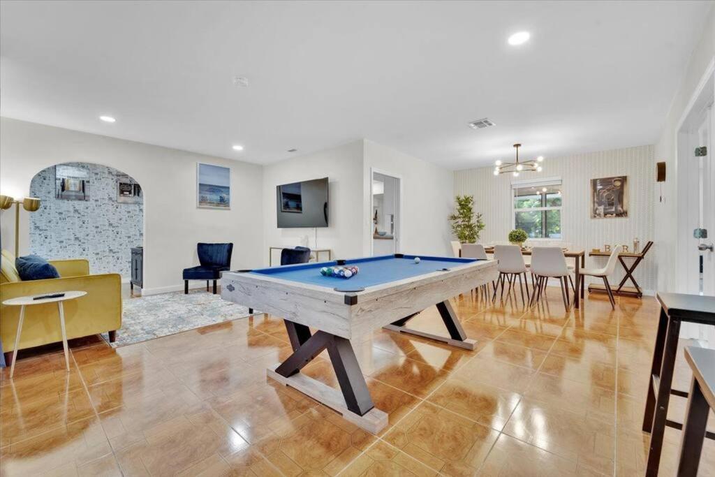 Fort Lauderdale Vacations - Game Chill Manor - Arcade - Pool - Pool table - Property Image 2