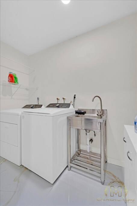 Fort Lauderdale Vacations - Game Chill Manor - Arcade - Pool - Pool table - Property Image 10