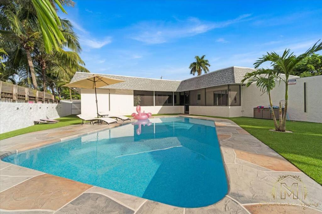 Fort Lauderdale Vacations - Game Chill Manor - Arcade - Pool - Pool table - Property Image 19