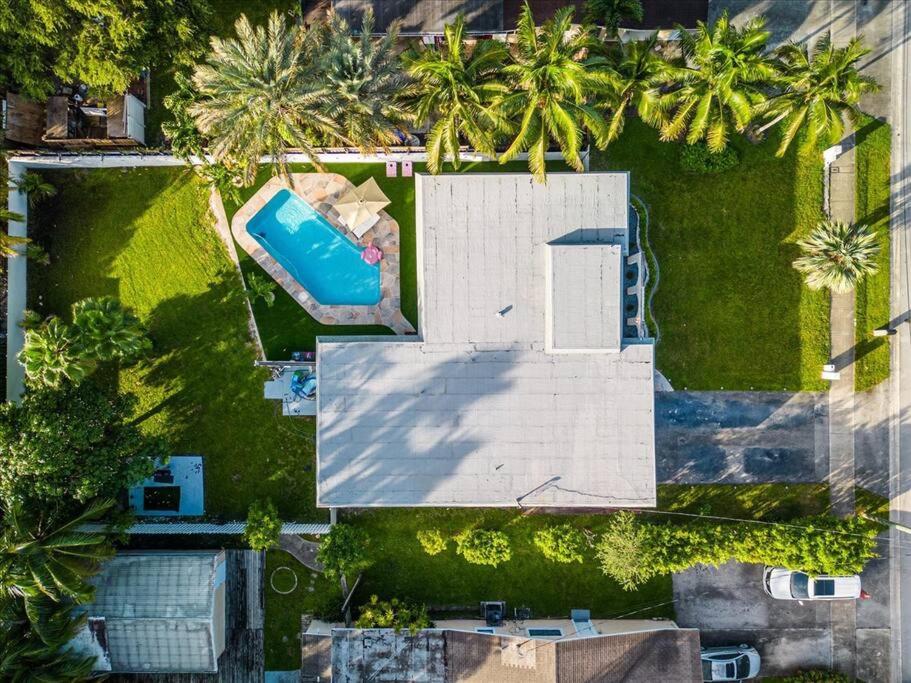 Fort Lauderdale Vacations - Game Chill Manor - Arcade - Pool - Pool table - Property Image 23